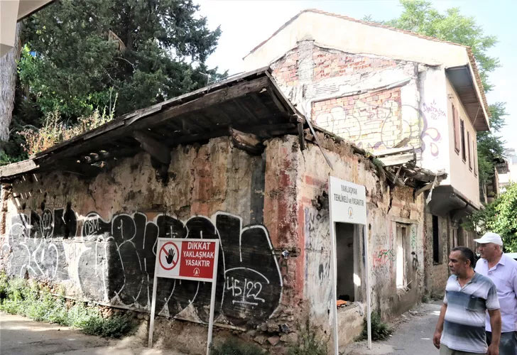 Bir mahalle bunu konuşuyor! Muhtar içeri girince gözlerine inanamadı!