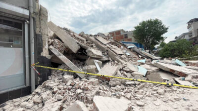 Bursa’da 4 katlı bina çöktü