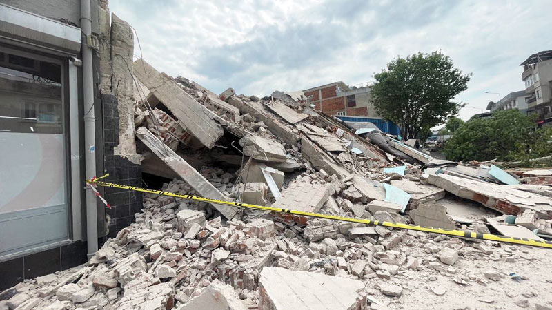 Bursa’da 4 katlı bina çöktü Bursa’da 4 katlı bina çöktü