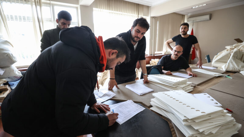 Bursa’nın dağ ilçelerinin kırsal mahallelerine seçim malzemeleri ulaştırılıyor Bursa'nın "dağ yöresi" olarak bilinen 4 ilçesinde görevli sandık kurulu
