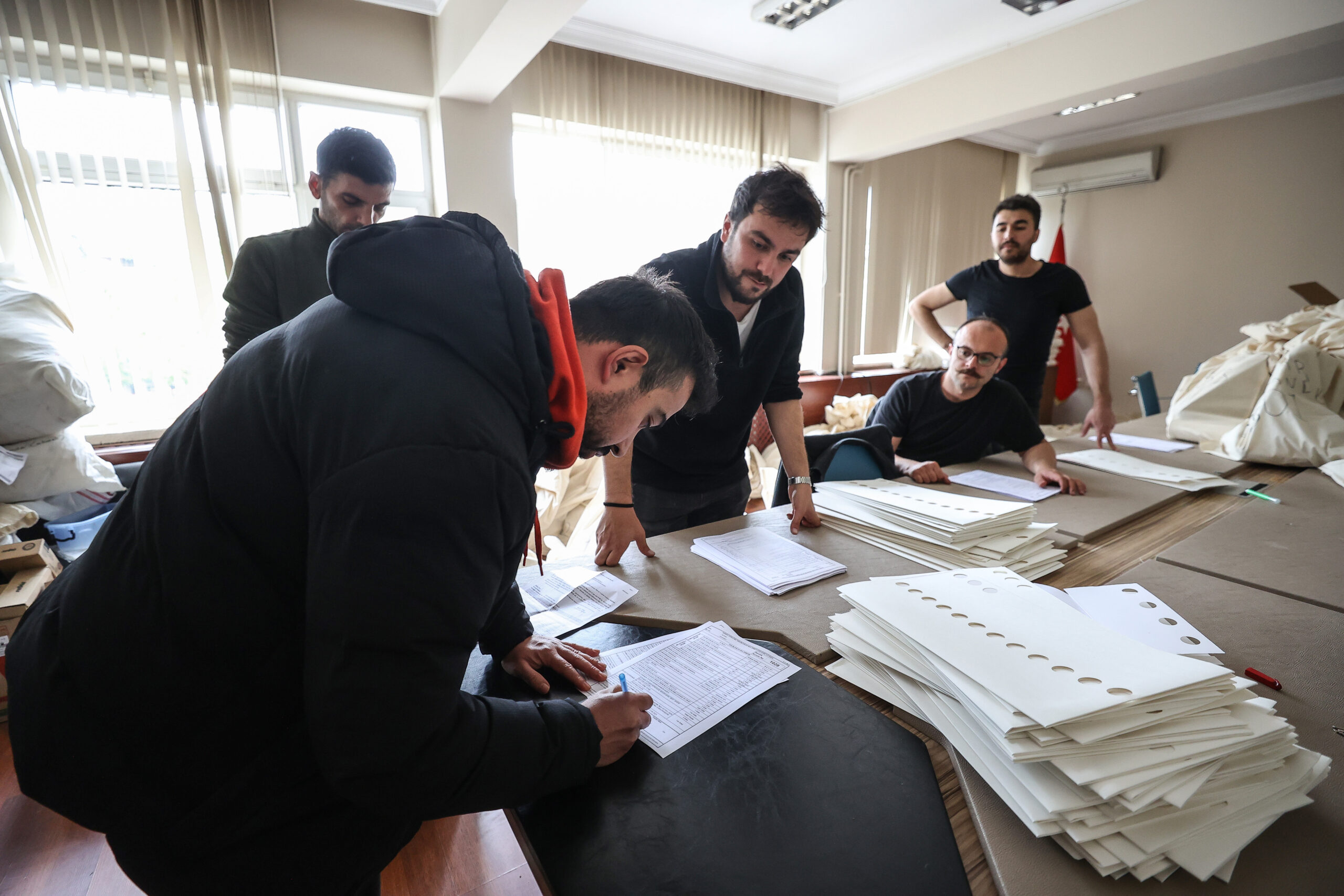 Bursa’nın dağ ilçelerinin kırsal mahallelerine seçim malzemeleri ulaştırılıyor