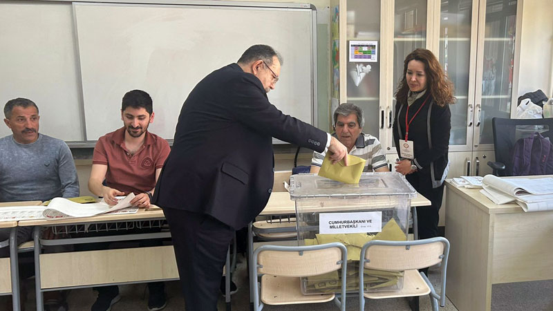 YSK Başkanı Yener oyunu kullandı