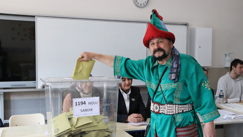 Bursa’nın ‘Hacivat’ı kostümüyle oyunu kullandı