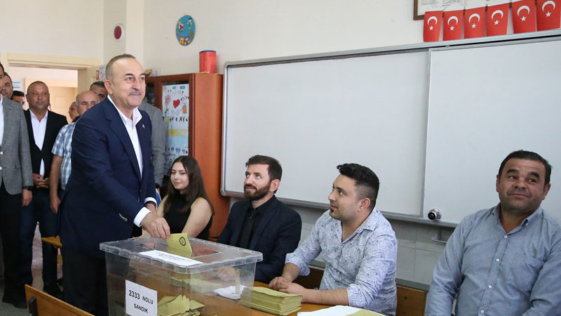 Dışişleri Bakanı Çavuşoğlu oyunu kullandı