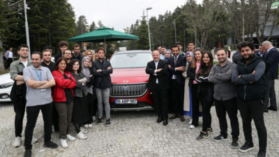 Togg Uludağ’ın zirvesinde! Bakan Varank gençlerle bir araya geldi