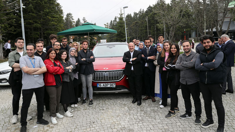 Togg Uludağ’ın zirvesinde! Bakan Varank gençlerle bir araya geldi