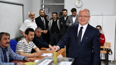 AK Parti Bursa İl Başkanı Gürkan, oyunu kullandı