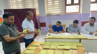 Türkiye kararını verdi! Oy verme işlemi bitti sayıma geçildi…