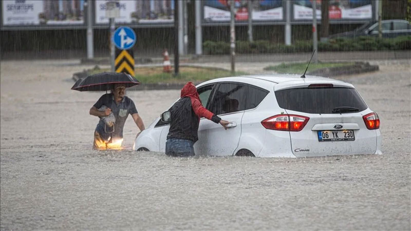 Ankara’yı sağanak vurdu! Araçlar suya gömüldü Ankara’yı sağanak vurdu! Araçlar suya gömüldü