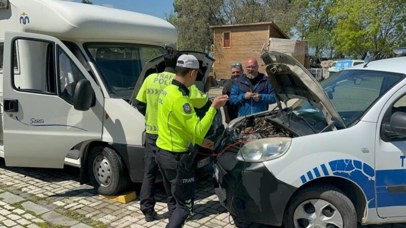 Bursa’da İtalyan turistlere takviyeli kurtarma Bursa'nın İznik ilçesinde karavanları ile yolda kalan İtalyan turistlerin imdadına