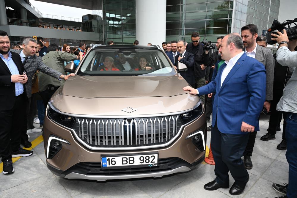 Hatice Kübra, Togg ile bir tur istedi, Bakan Varank anahtarı verdi Hatice Kübra, Togg ile bir tur istedi, Bakan Varank anahtarı verdi