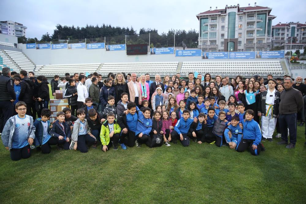 Bursa’da Nilüfer Belediyesi’nden amatörlere 1 milyon TL’lik destek Bursa’da Nilüfer Belediyesi’nden amatörlere 1 milyon TL’lik destek