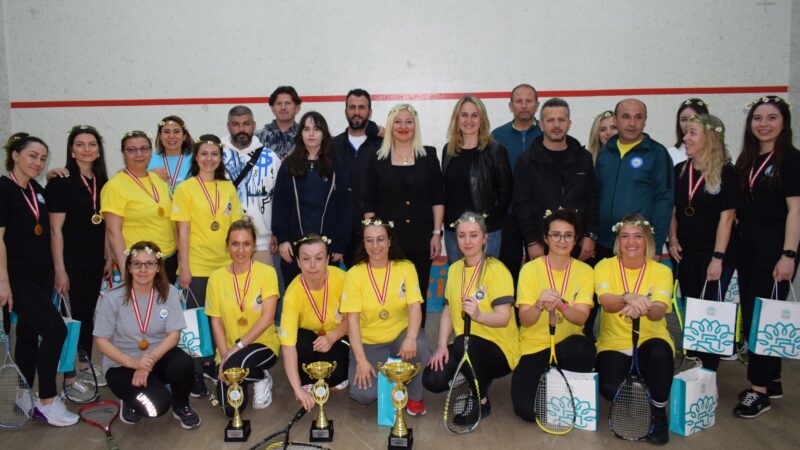 Anneler Squash Turnuvası’nda buluştu Nilüfer Belediyesi’nin Anneler Günü’ne özel olarak düzenlediği “Anneler Squash Turnuvası”