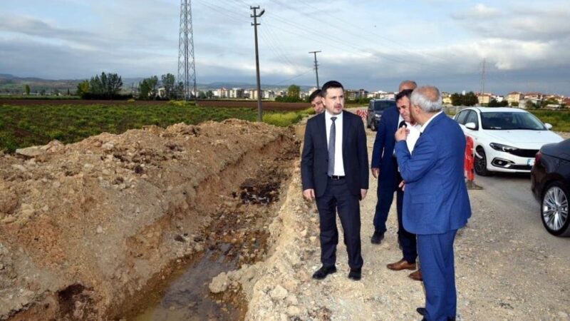 Bursa’nın Yenişehir ilçesinde belediyenin öncülüğünde başlatılan elektrik tellerinin yeraltına alınması