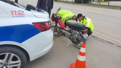 Bursa’da motosiklet otomobile çarptı: 3 yaralı