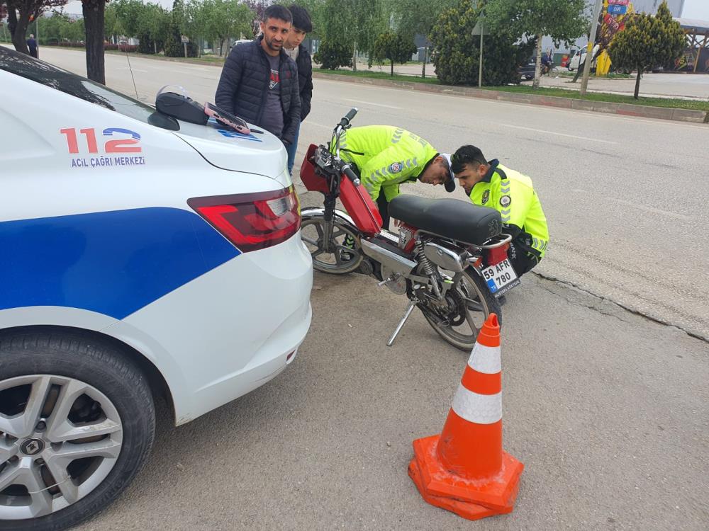 Bursa’da motosiklet otomobile çarptı: 3 yaralı