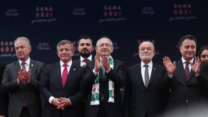 Millet İttifakı'nın Bursa mitinginde Saadet Partisi Genel Başkanı Temel Karamollaoğlu,