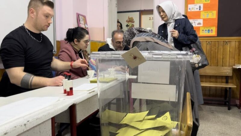 Türkiye genelinde saat 08.00 itibarıyla başlayan oy verme işlemiyle vatandaş