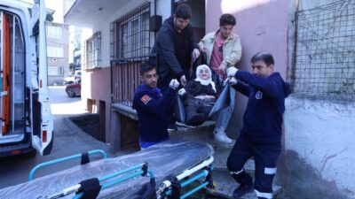 Bursa’da ambulansla okula, sedye ile sandığa