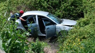 Bursa’da oy kullanmaya giden ailenin aracı tarlaya uçtu