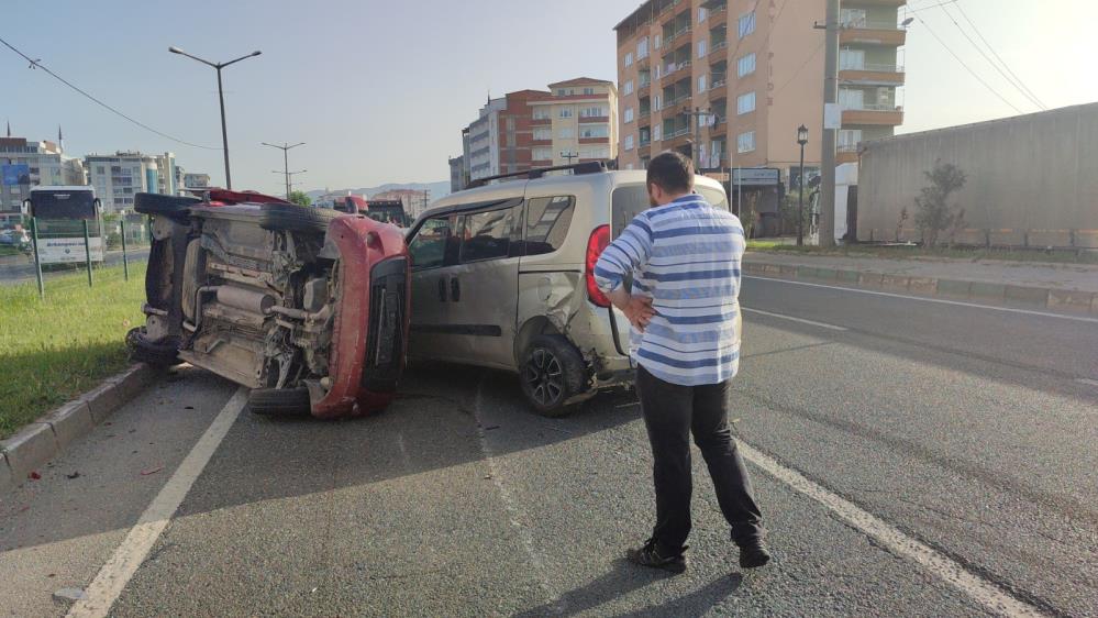 Bursa’da yol verme tartışması kazayla bitti Bursa’da yol verme tartışması kazayla bitti