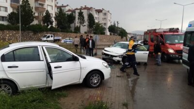 Bursa’da otomobiller çarpıştı: 2 yaralı