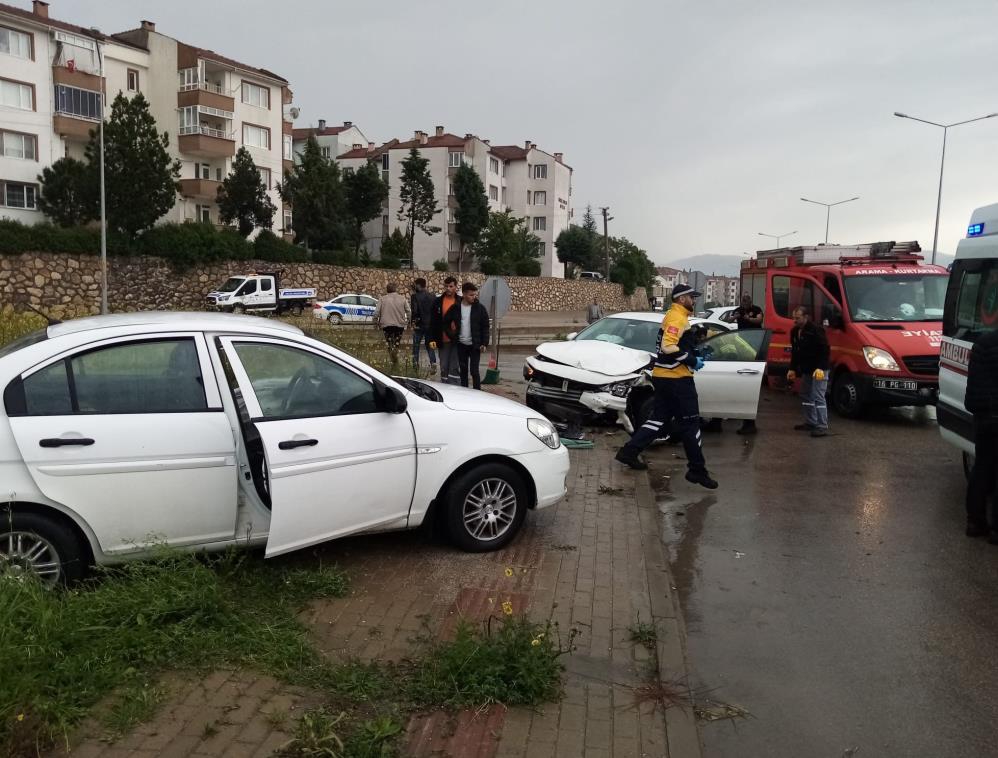 Bursa’da otomobiller çarpıştı: 2 yaralı