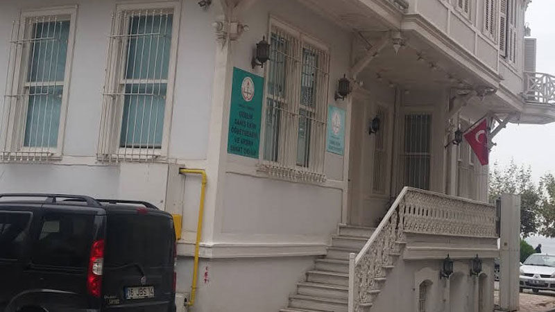 Bursa’da ‘depremzedelere hakaret’ iddiası Bursa’nın Gemlik ilçesindeki bir öğretmenevinde misafir olarak kalan depremzedelere hakaret
