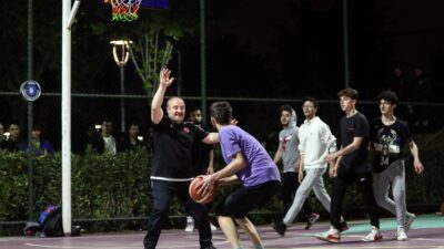 Bakan Varank, ilk kez oy kullanacak gençlerle basketbol maçı yaptı