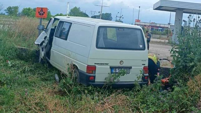 Bursa’da feci kaza: Ölü ve yaralılar var Bursa’nın Karacabey ilçesinde kontrolden çıkan kamyonetin şarampole düştüğü kazada 1