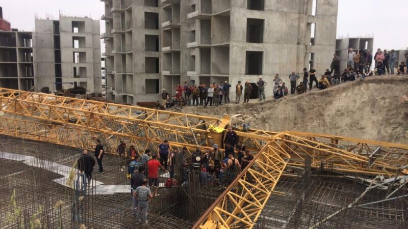 Bursa’da inşaat şantiyesinde feci kaza Bursa’nın Mustafakemalpaşa ilçesinde toplu konut inşaatının şantiyesinde vinç devrilmesi sonucu