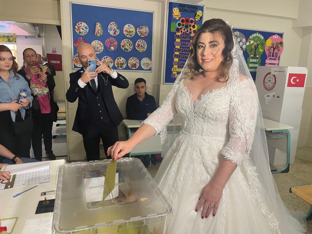 Görüntüler Bursa’dan… Gelinliğiyle oy kullanmaya gitti Görüntüler Bursa’dan… Gelinliğiyle oy kullanmaya gitti
