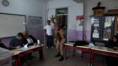 Bursa’da geyik kostümüyle oy kullanmaya gelince herkes şaşkına döndü