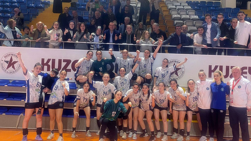 Poyrazın Kızları normal sezonu lider bitirmeyi garantiledi Kadınlar Hentbol 1. Ligi B Grubu lideri Bursa Büyükşehir Belediyespor,