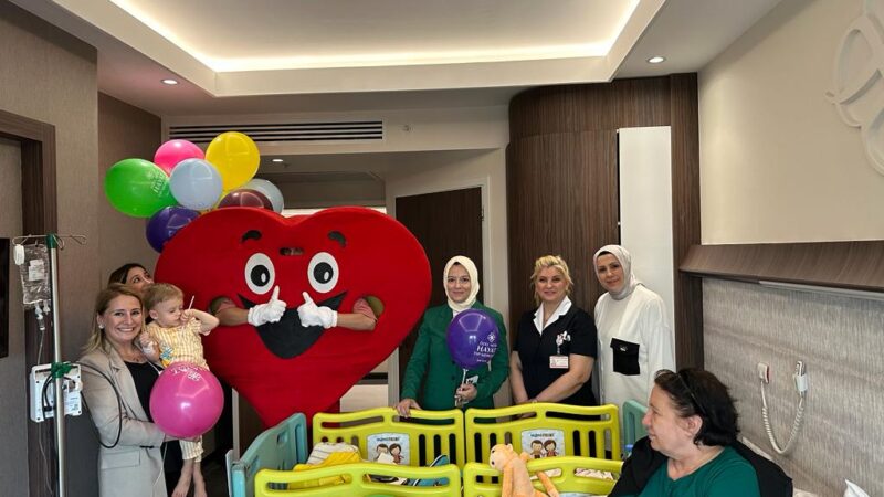 Hayat Hastanesi 45. yıl etkinliklerinde çocukları unutmadı Hayat Hastanesi 45. yıl etkinlikleri kapsamında hastanede tedavi gören ve