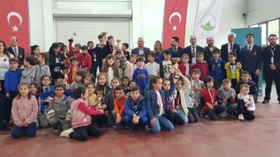 Minik satranç tutkunları kupalarına kavuştu