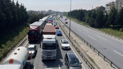 TEM’de lastiği patlayan araç takla attı! Yaralılar var