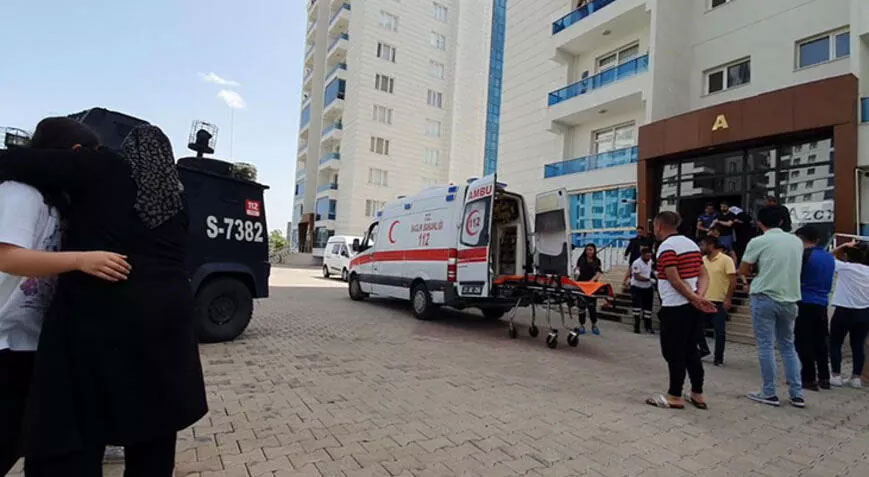 Apartman görevlisi, uyuyan eşini öldürüp, intihara kalkıştı Apartman görevlisi, uyuyan eşini öldürüp, intihara kalkıştı