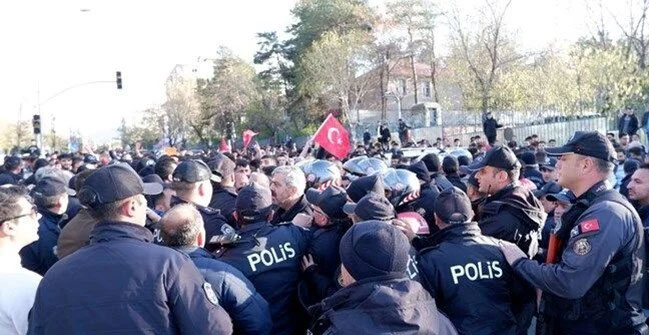 İmamoğlu’nun mitingine saldırı soruşturmasında bir uzman çavuşa gözaltı İmamoğlu’nun mitingine saldırı soruşturmasında bir uzman çavuşa gözaltı