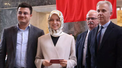 Meclisin en genç milletvekili Zehranur Aydemir kaydını yaptırdı