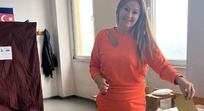 Pınar Altuğ sandık pozuna “Memleketi ne zaman terk ediyorsunuz?” yorumu gelince…