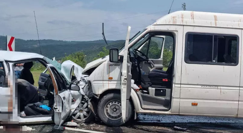 Öğrenci servisi ile otomobil çarpıştı! Ölü ve çok sayıda yaralı var