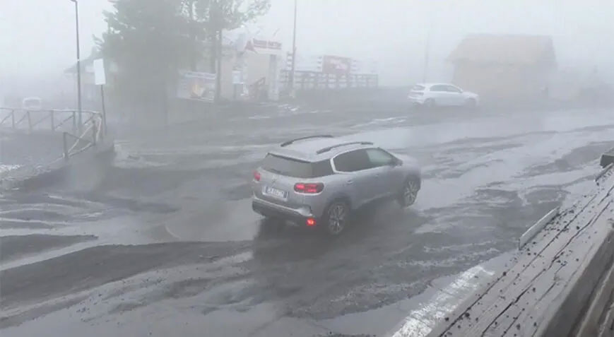 Etna Yanardağı yeniden patladı