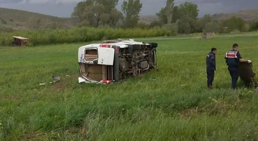 Isparta’da minibüs devrildi: 1 ölü, 5 yaralı Isparta’da minibüs devrildi: 1 ölü, 5 yaralı