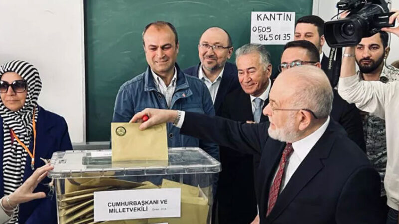 Karamollaoğlu, Ankara’da oyunu kullandı SAADET Partisi Genel Başkanı Temel Karamollaoğlu, oyunu Ankara'da kullandı.