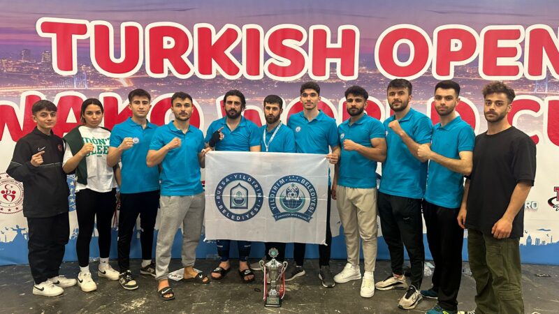 Kick Boks turnuvasında Yıldırım rüzgarı Yıldırım Belediyesporlu sporcular İstanbul'da düzenlenen 8. Uluslararası Kick Boks Dünya