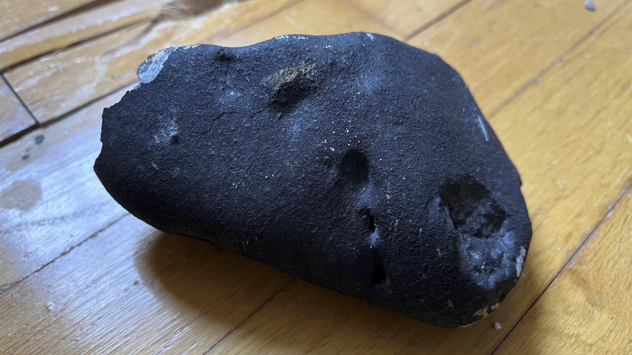 Evin çatısına göktaşına benzeyen cisim düştü