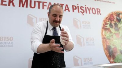 Bakan Varank mutfağa girdi! Cantık ile süt helvası yaptı