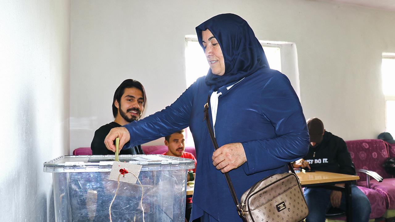 12 seçmenli köy sandığa gitti