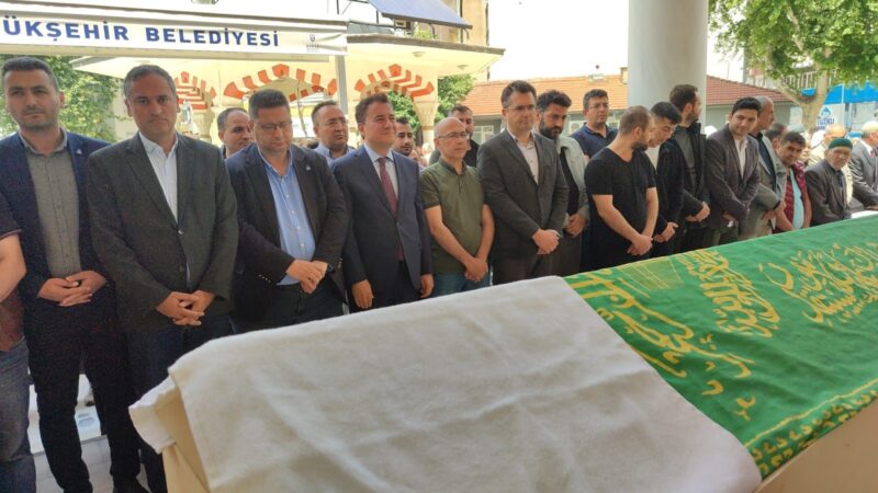 Ali Babacan cenaze töreni için Bursa’da DEVA Partisi Genel Başkanı ve Millet İttifakı ortaklarından Ali Babacan,